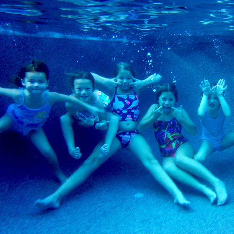 5 kids under water at a Kidtastics swim party